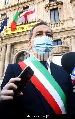 Milano, Italia. 18 Marzo 2021. Milano, il Sindaco Giuseppe Sala commemora i caduti della pandemia del Covid 19 in Piazza Scala davanti alle bandiere a metà albero di Palazzo Marino solo per l'utilizzo Editoriale Credit: Independent Photo Agency/Alamy Live News Foto Stock