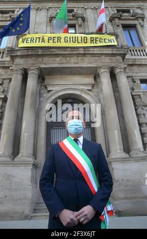 Milano, Italia. 18 Marzo 2021. Milano, il Sindaco Giuseppe Sala commemora i caduti della pandemia del Covid 19 in Piazza Scala davanti alle bandiere a metà albero di Palazzo Marino solo per l'utilizzo Editoriale Credit: Independent Photo Agency/Alamy Live News Foto Stock