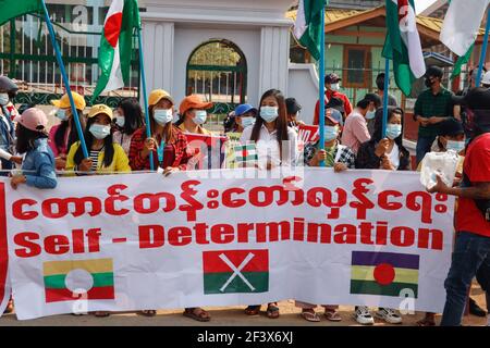 Un manifestante anti-militare del colpo di stato tiene un banner scritto su di esso "autodeterminazione" (con la bandiera di Shan, Ta'ang e Kachin etnics) Durante una manifestazione pacifica contro il colpo di stato militare, UNA folla massiccia scese nelle strade di Lashio per protestare contro il colpo di stato militare e chiese il rilascio di Aung San Suu Kyi. L'esercito del Myanmar ha arrestato il consigliere di Stato del Myanmar Aung San Suu Kyi il 01 febbraio 2021 e ha dichiarato uno stato di emergenza mentre coglie il potere nel paese per un anno dopo aver perso l'elezione contro la Lega nazionale per la democrazia (NLD). (Foto di Mine Smine/SOPA Foto Stock