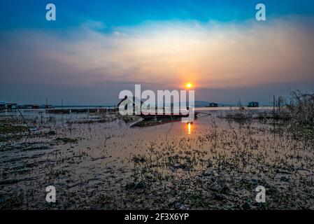 tramonto con fisher boat, thailandia Foto Stock