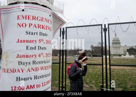 Un cartello di emergenza No Parking designato per il 6 gennaio 2021, il giorno dell'insurrezione al Campidoglio degli Stati Uniti, rimane registrato ad un posto di lista a Washington, DC, mercoledì 17 marzo 2021. Credit: Rod Lamkey / CNP/Sipa USA Foto Stock