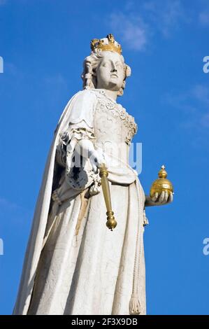 Statua storica della Regina Anna, situata fuori dalla cattedrale di St Paul nella città di Londra. In loco dal 1712, scolpito da Francis Bird. Foto Stock