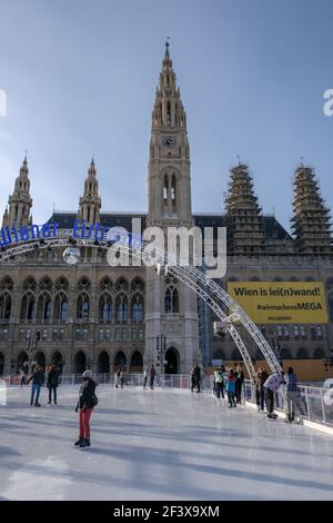 Vienna, Austria - 18 febbraio 2021: Pattinaggio su ghiaccio di fronte al municipio di Vienna. Foto Stock