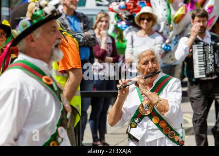 Gli hankies gone awry i ballerini di Morris dalla California USA sono illustrati il giorno di apertura del festival popolare di Chippenham 2019.Chippenham Wiltshire 25/5/19 Foto Stock