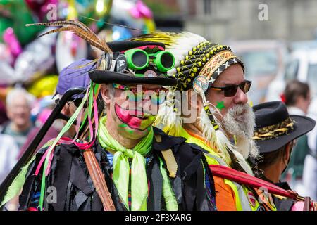 Gli hankies gone awry i ballerini di Morris dalla California USA sono illustrati il giorno di apertura del festival popolare di Chippenham 2019.Chippenham Wiltshire 25/5/19 Foto Stock