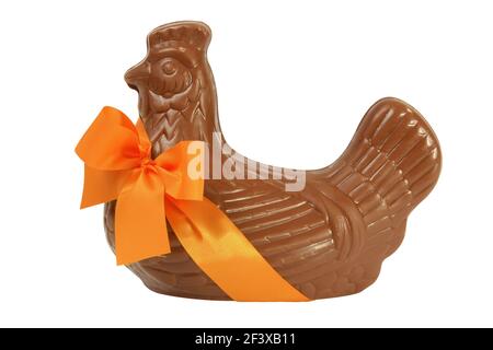 Cioccolato gallina pasquale con nastro arancione, tagliato e isolato su sfondo bianco Foto Stock