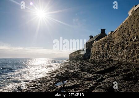 Vista sul mare dalla roccia e dalle pareti del mare al porto di Saltcoats nel Nord Ayrshire, Scozia, Regno Unito. Foto Stock