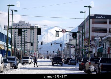 Anchorage, USA. 17 Marzo 2021. Un uomo cammina per strada ad Anchorage, Alaska, Stati Uniti, 17 marzo 2021. Credit: WU Xiaoling/Xinhua/Alamy Live News Foto Stock