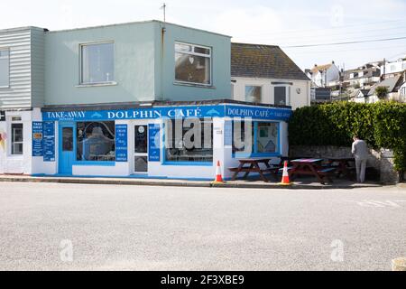 Perranporth, Cornovaglia, 18 marzo 2021, Dolphin Cafe in Perranporth, Cornovaglia su un giorno di sole.Credit: Keith Larby/Alamy Live News Foto Stock