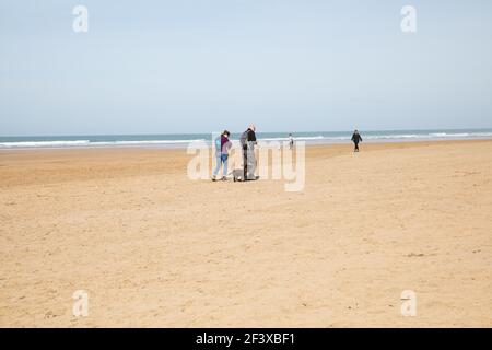 Perranporth, Cornovaglia, 18 marzo 2021, la spiaggia sembrava deserta a parte alcune persone per il loro esercizio quotidiano durante il blocco in Perranporth, Cornovaglia in un giorno di sole. Credit: Keith Larby/Alamy Live News Foto Stock