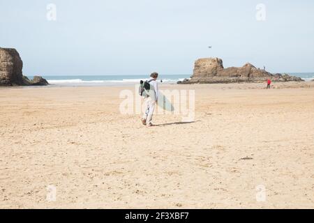 Perranporth, Cornovaglia, 18 marzo 2021, la spiaggia sembrava deserta a parte alcune persone per il loro esercizio quotidiano durante il blocco in Perranporth, Cornovaglia in un giorno di sole. Credit: Keith Larby/Alamy Live News Foto Stock