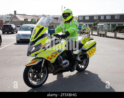 Perranporth, Regno Unito. 18 Marzo 2021. Perranporth, Cornovaglia, 18 marzo 2021, UNA moto che consegna il sangue a Perranporth, Cornovaglia in un giorno di sole. Credit: Keith Larby/Alamy Live News Foto Stock