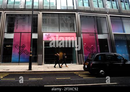 Un quinto dei negozi di Oxford Street a Londra sono ora saliti con "nessuna speranza di ripresa" con più di 50,000 posti di lavoro nel settore retail e alberghiero che si perderanno al termine del terzo blocco, come ha affermato oggi un gruppo industriale. Circa 57 dei 264 negozi sulla strada famosa in tutto il mondo sono già permanentemente chiusi con entrate che cadono di oltre il 80 per cento a meno di £2miliardi nei 12 mesi da marzo 2020 rispetto allo stesso periodo un anno prima. Foto Stock