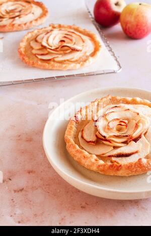 Tartine di mele francesi appena sfornate. Foto Stock