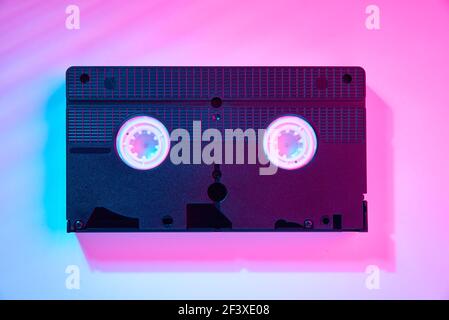 Cassete video su sfondo a colori. Nastro a cassetta vhs retro, primo piano Foto Stock