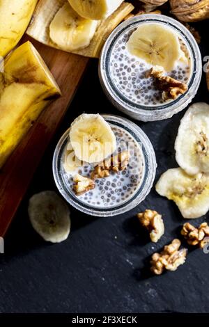 Budino di semi di chia appetitoso, sano e rinfrescante con mirtilli freschi e foglie di menta. Cibo vegetariano e vegano con cibi salutari. Homema Foto Stock