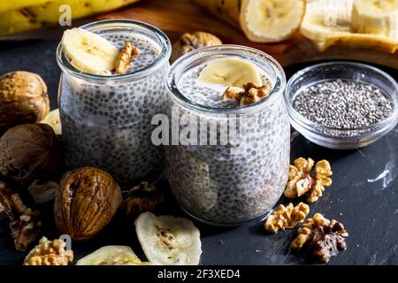 Budino di semi di chia appetitoso, sano e rinfrescante con mirtilli freschi e foglie di menta. Cibo vegetariano e vegano con cibi salutari. Homema Foto Stock
