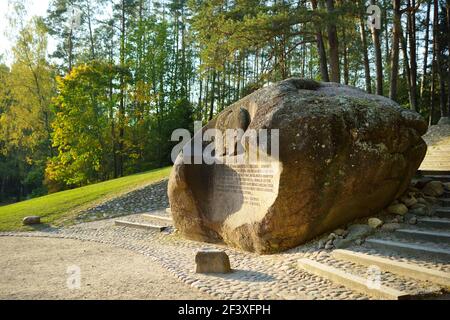 ANYKSCIAI, LITUANIA - 10 SETTEMBRE 2020: Puntukas, il secondo masso più grande della Lituania, con ritratti incisi e citazioni di piloti lituani Foto Stock