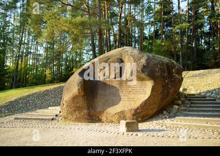 ANYKSCIAI, LITUANIA - 10 SETTEMBRE 2020: Puntukas, il secondo masso più grande della Lituania, con ritratti incisi e citazioni di piloti lituani Foto Stock
