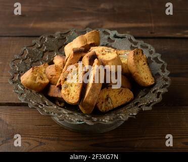 pezzi di biscotti italiani di natale cotti al forno in un piatto di metallo, vista dall'alto Foto Stock