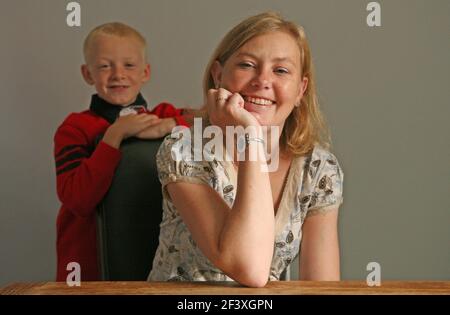 Teresa Cornell concorrente nel Transplant Games, con suo figlio Cameron (7) a casa in GT Dunmow, Essex pic David Sandison Foto Stock