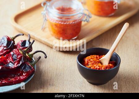 Condire il peperone rosso arrosto (Ajvar) in una piccola ciotola Foto Stock