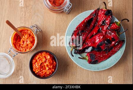 Ajvar - delizioso piatto di peperoni rossi arrostiti. Foto Stock