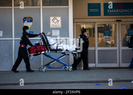 (210318) -- PECHINO, 18 marzo 2021 (Xinhua) -- i lavoratori medici ruotano un paziente nel pronto soccorso del Maimonides Medical Center nel quartiere Brooklyn di New York, Stati Uniti, 8 marzo 2021. (Foto di Michael Nagle/Xinhua) Foto Stock