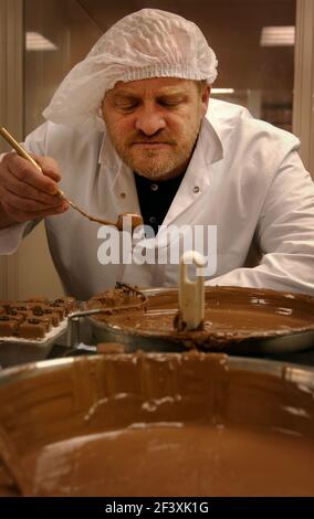 ANTONY WORRALL THOMPSON ALLA CASA DELLA FABBRICA DI CIOCCOLATO DORCHESTER A POUNDBURY IN DORSET. 11/11/03 PILSTON Foto Stock