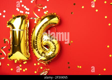 Numero di palloncino in oro, cifra sedici. Biglietto d'auguri per compleanno, iscrizione 16. Evento di celebrazione dell'anniversario. Banner. Elegante numero dorato, luminoso Foto Stock