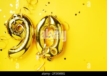 Numero di palloncino in oro, cifra novanta. Biglietto d'auguri per compleanno, iscrizione 90. Evento di celebrazione dell'anniversario. Banner. Numero d'oro, giallo Foto Stock