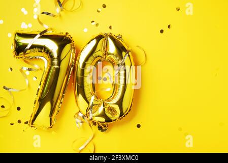 Oro foglio numero palloncino, cifra settanta. Biglietto d'auguri per compleanno, iscrizione 70. Evento di celebrazione dell'anniversario. Banner. Numero d'oro, giallo Foto Stock