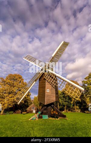 Mulino a vento di Nutley, Foresta di Ashdown, Maresfield, Sussex orientale, Inghilterra Regno Unito. Il più antico e solo funzionante mulino a traliccio aperto in Inghilterra Foto Stock