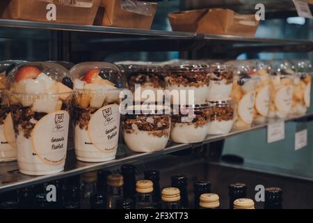 Londra, UK - 16 agosto 2019: Varietà di granola sulle vendite in le Pain Quotidien, una catena internazionale di panetteria-ristoranti. Foto Stock