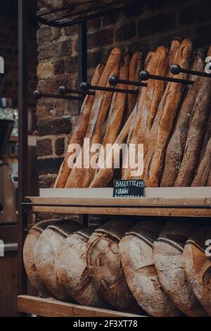 Londra, UK - 16 agosto 2019: Pane fresco in vendita a le Pain Quotidien, una catena internazionale di panetteria-ristoranti. Messa a fuoco selettiva. Foto Stock