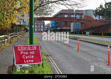 Fai scorrere la pista ciclabile che consente al personale dell'NHS di viaggiare rapidamente dalla stazione ferroviaria/degli autobus all'ospedale. Usato raramente e consideri uno spreco di soldi da molti. Ora è andato. Foto Stock