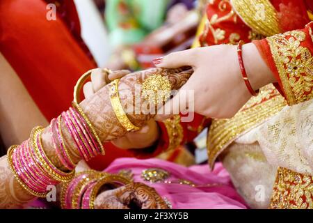 La sposa indossando i bracciali di mano closeup sposa sempre pronto per cerimonia nuziale Foto Stock