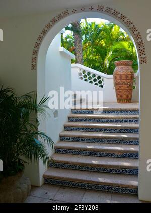 Tradizionale spagnolo coloniale Hacienda patio ingresso con un pavimento in piastrelle Talavera e dipinto a mano pareti bianche a Baja California sur, Messico. Foto Stock