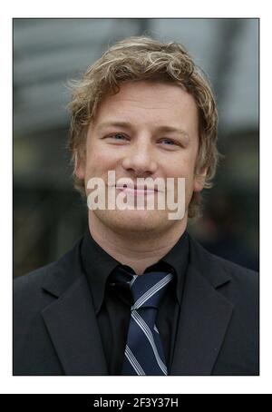 Jamie Oliver ad una fotocellula prima della sua stampa conf re Cene scolastiche tenute al canale quattro a Londonpic David Sandison 30/3/2005 Foto Stock