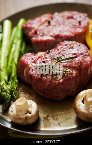 Bistecca e verdure cotte in una padella di ghisa Foto Stock