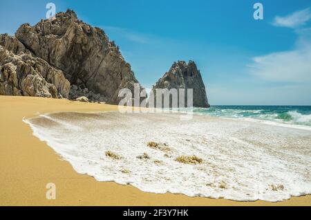 Seascape con vista panoramica di Playa del Divorcio, una spiaggia di sabbia nascosta di Cabo San Lucas, Baja California sur, Messico. Foto Stock