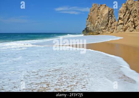 Seascape con vista panoramica di Playa del Amor, una spiaggia di sabbia nascosta di Cabo San Lucas, Baja California sur, Messico. Foto Stock