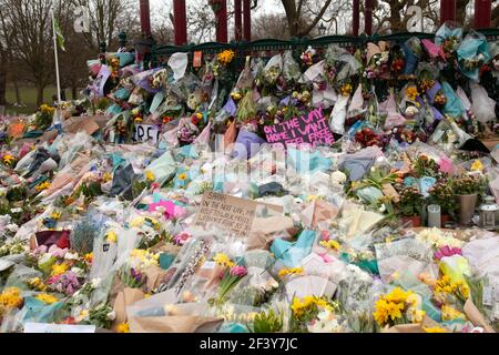 Segno e fiori in memoria di Sarah Everard su Clapham Common, Londra UK Foto Stock