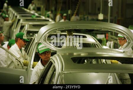 La linea di assemblaggio della nuova linea di produzione Honda Civic 2001 settembre presso il nuovo stabilimento di Swindon. Foto Stock