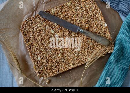 Non c'è granola da cuocere con noci, semi, farinata d'avena soffiato, amaranto, miele e sciroppo d'acero serviti su un tavolo di legno dall'alto Foto Stock