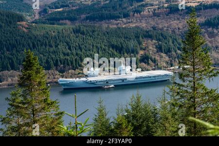 Glenmallan, Argyll e Bute, Scozia, Regno Unito. 18 marzo 2021. In una rara visita in Scozia, la portaerei HMS Queen Elizabeth ormentò sul lato di Long Loch a Glenmallan prima di esercizi navali che fanno parte del gruppo britannico Carrier Strike 2021. Iain Masterton/Alamy Live News Foto Stock