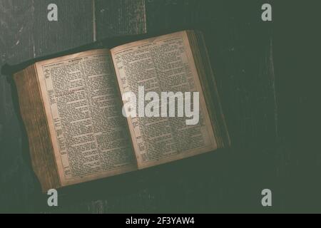 Vista dall'alto di una vecchia Bibbia aperta Foto Stock