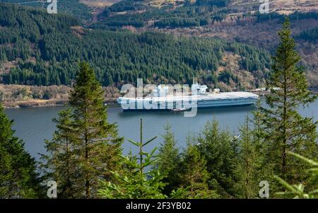 Glenmallan, Argyll e Bute, Scozia, Regno Unito. 18 marzo 2021. In una rara visita in Scozia, la portaerei HMS Queen Elizabeth ormentò sul lato di Long Loch a Glenmallan prima di esercizi navali che fanno parte del gruppo britannico Carrier Strike 2021. Iain Masterton/Alamy Live News Foto Stock