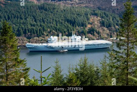 Glenmallan, Argyll e Bute, Scozia, Regno Unito. 18 marzo 2021. In una rara visita in Scozia, la portaerei HMS Queen Elizabeth ormentò sul lato di Long Loch a Glenmallan prima di esercizi navali che fanno parte del gruppo britannico Carrier Strike 2021. Iain Masterton/Alamy Live News Foto Stock