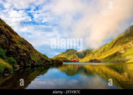 Bella vulcanico lago Balea ad alta altitudine, sulla montagna Fagaras, Romania Foto Stock